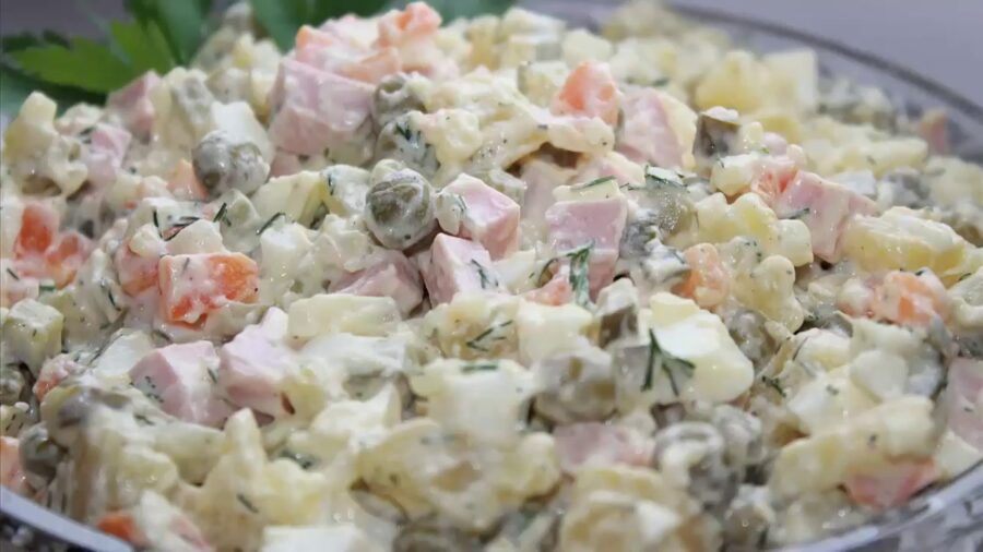 Кулінари розповіли, як за допомогою простого інгредієнта покращити смак новорічного олів'є