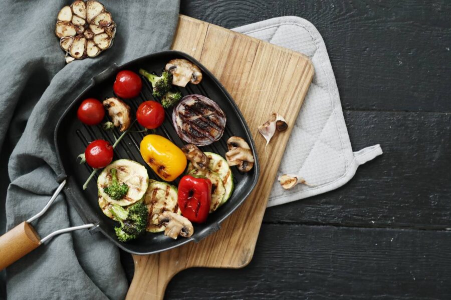 Господині розповіли, чому не можна тримати сковороду з їжею в холодильнику