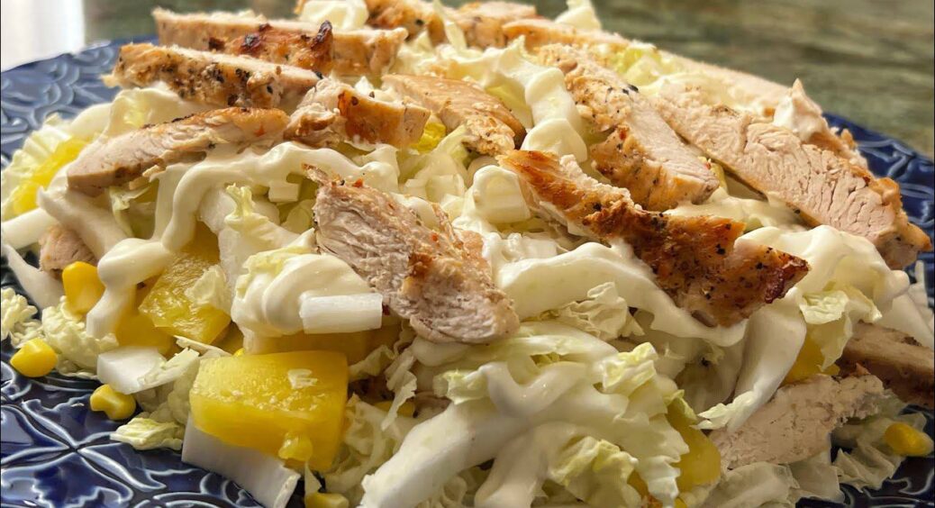 Навіть дуже важкий день неодмінно врятує цей соковитий салат з капустою та курячою грудкою за 5 хвилин 