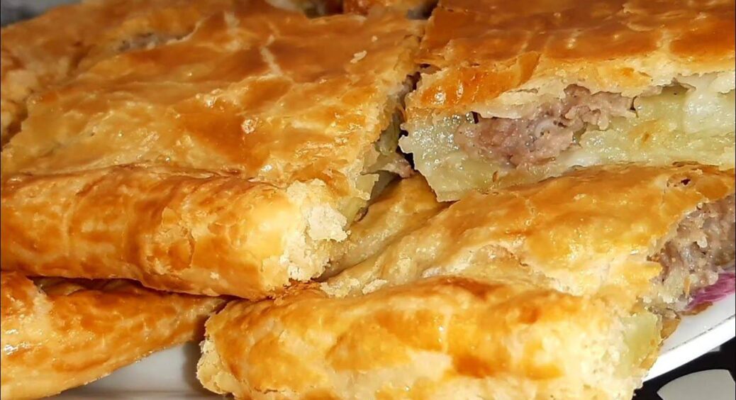 Роками готую цей картопляний пиріг із листкового тіста з хрумким беконом та сиром за цим рецептом із 90-х 