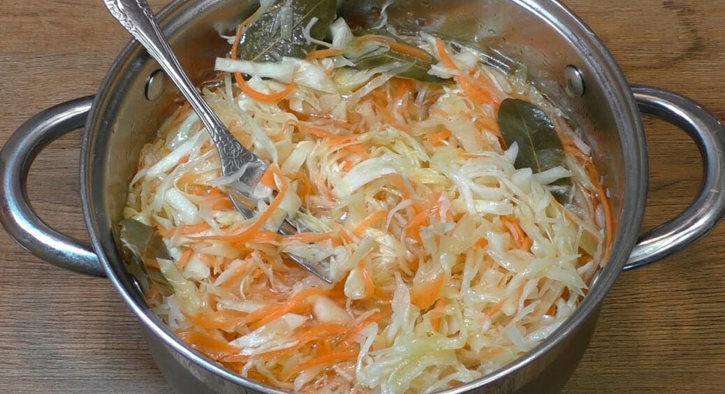 Капусту полила гарячою заправкою – і забула про неї на 2 години: вийшла закуска, від якої в захваті всі 