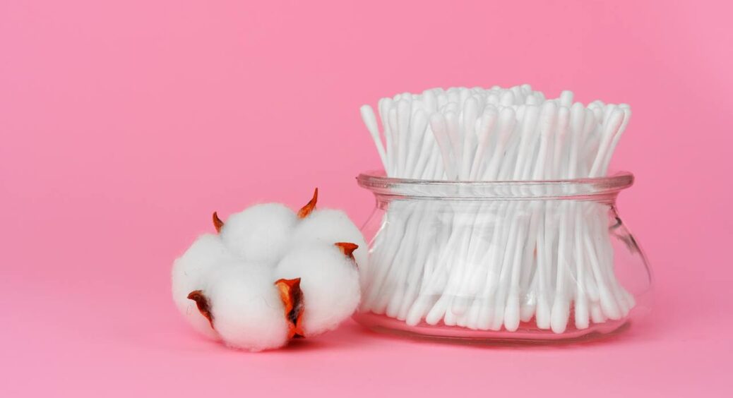 Підслухала у черзі за молоком про ці 9 цікавих способів використання ватних паличок у побуті: дієві лайфхаки 