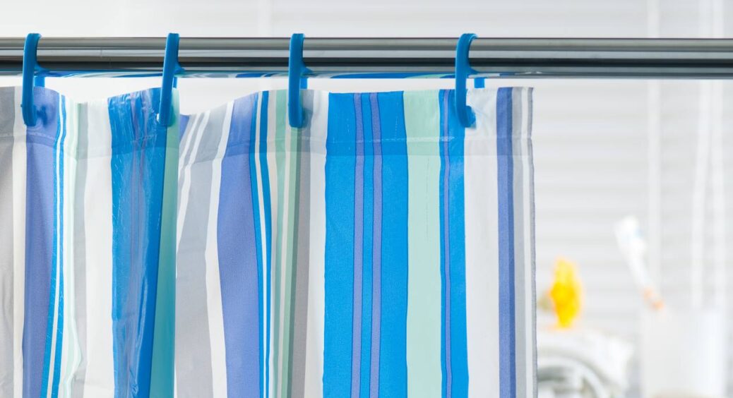 Від нальоту та жовтизни не залишиться і сліду: як за допомогою цього 1 засобу очистити шторку у ванній 