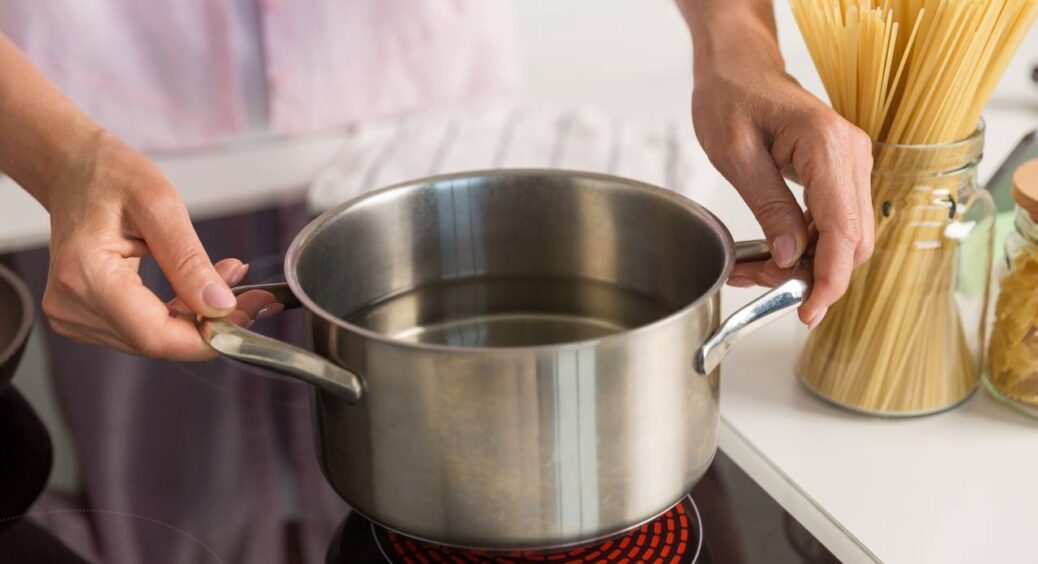 Не відходи, а золото: воду, що залишилася після варіння макаронів, не спішіть виливати – 5 трюків для побуту 