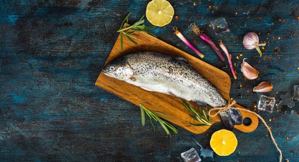 3 перевірені “бабусині” трюки, які допомагають мені швидко почистити рибу, щоб луска не летіла на всі боки 