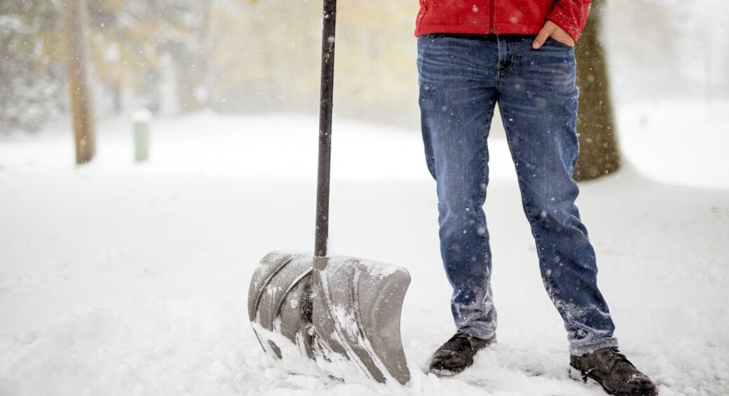Ніякої солі та піску – це щось із 1970-х: чим обробити крижані сходи й стежку, щоб це дійсно спрацювало 