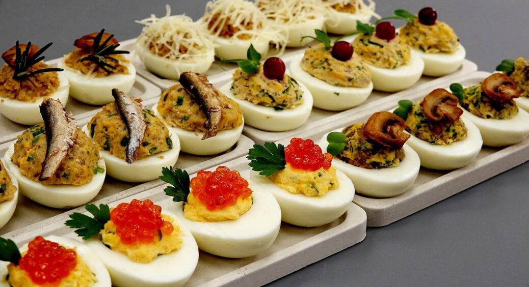 Після свят роблю ці 3 начинки в яйця за 15 хвилин: з сардиною, сиром та м’ясом – зникають миттєво 