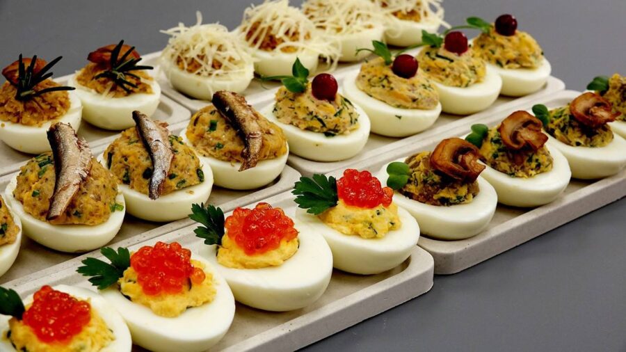 Ці фаршировані яйця з фантастично ароматною начинкою зникнуть зі столу першими – легка святкова закуска