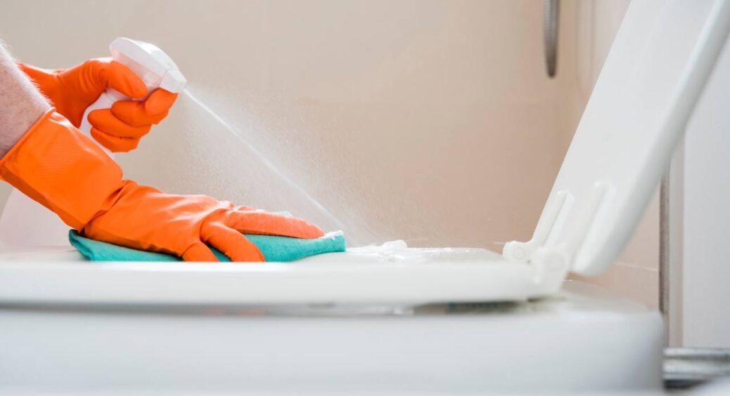 Всього лише 50 мл на 2 літри – і унітаз стане білішим за сніг: наліт, іржа та сечовий камінь зникнуть вмить 