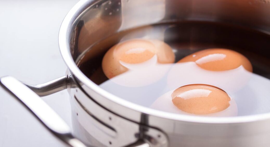 Як побачила це у свекрухи, перша думка – вона зовсім “ошаліла”: коли варить яйця, додає в каструлю сірники 