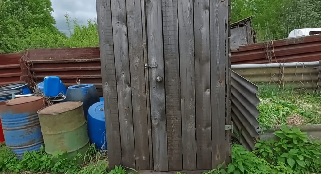 На дачі туалет смердить на весь район? Киньте всього 1 жменьку цього, і питання вирішиться, як по команді 