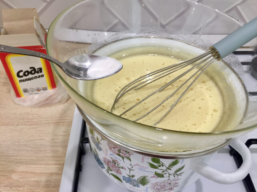 Кулінари розповіли, як приготувати смачний медовик і чи можна настоювати його на батареї