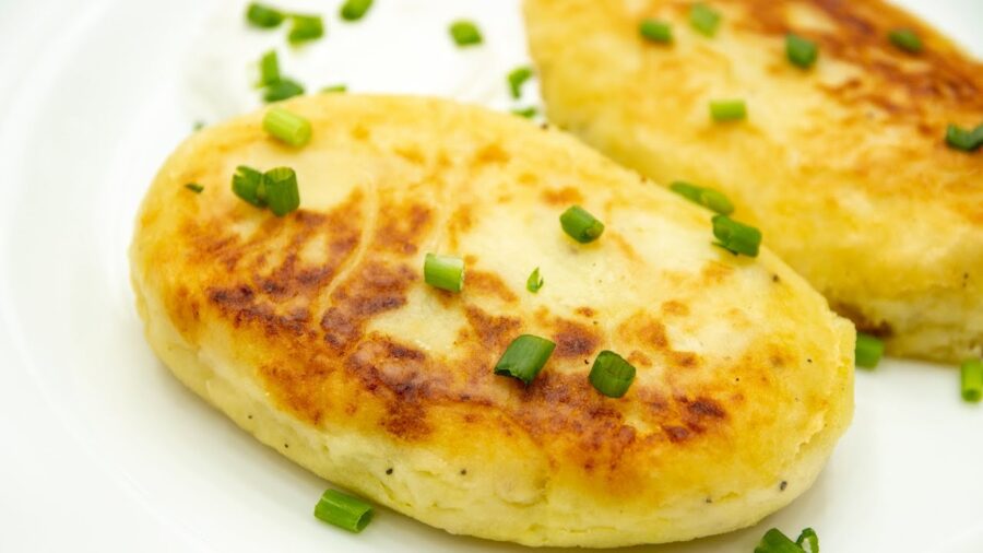 Кулінари розповіли, як приготувати смачні картопляні котлети із солоними огірками