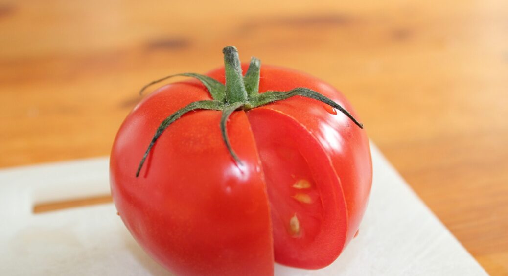 Стійкість цього томату до фітофтори вражає: тільки цей 1 сорт вирощую у себе на городі 16 років поспіль 