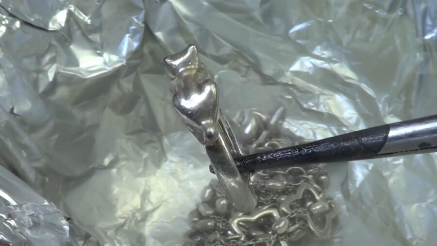 Господині поділилися способом очищення срібних прикрас без витрат