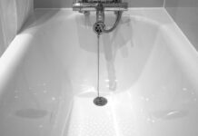 2 інгредієнта на 10-річну ванну і вона сяє, як гірлянда: білосніжна чистота без тертя всього за 12 хв Експерти розповіли про простий і доступний спосіб очищення ванни