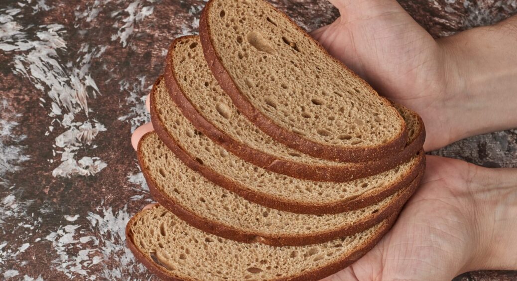 Старим хлібом раніше голубів кормила, а зараз “рідке золото” для рослин в саду роблю – 100% результат 