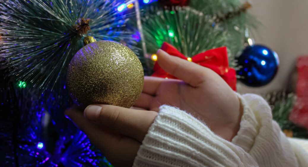 Трішки підрізали, а потім додали 1 ст. ложку цукру: як збільшити тривалість “життя” живої ялинки у Новий рік 