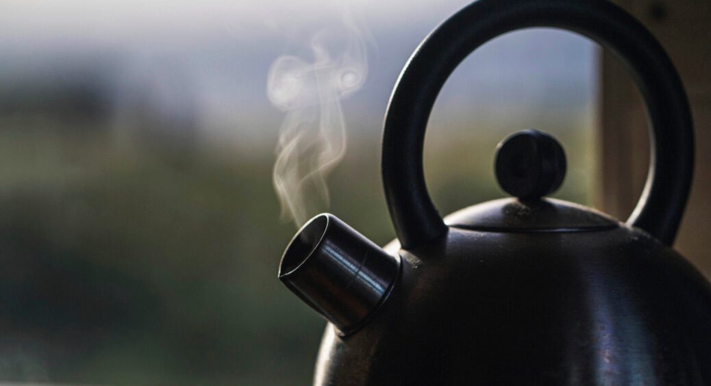 Посперечалася з сусідом, скільки разів можна кип’ятити одну й ту саму воду: доказує мені, що це шкідливо 