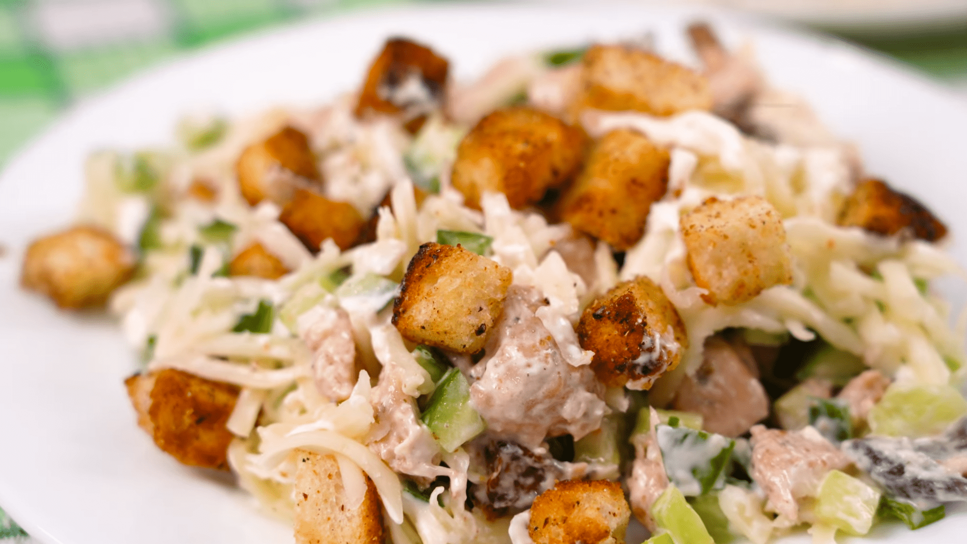 Кухарі розкрили рецепт смачного салату з куркою та грибами