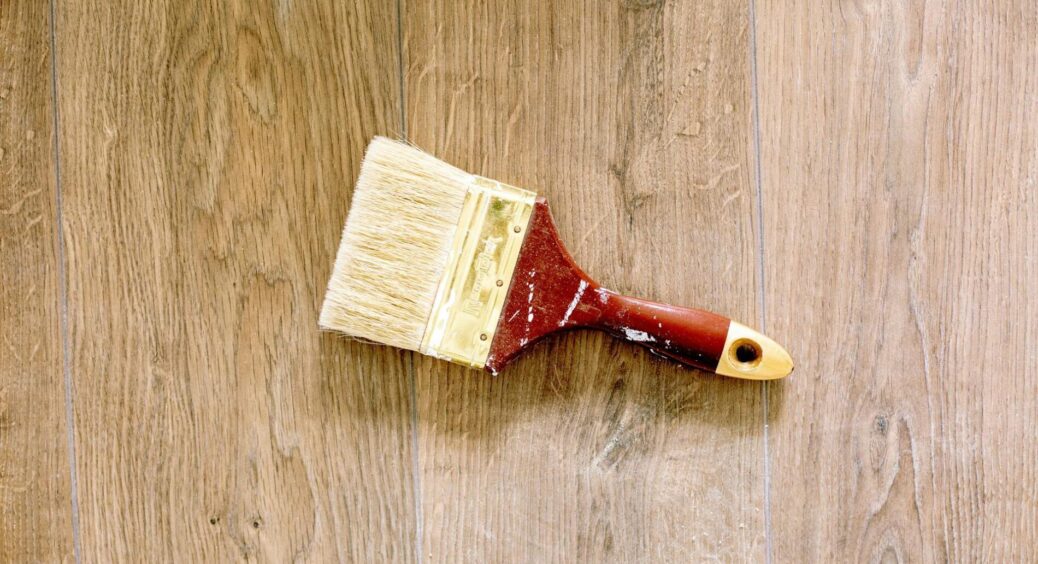 Знадобиться простий скотч: проблему “скрипучої” підлоги можна вирішити самостійно – без демонтажу та клопоту 