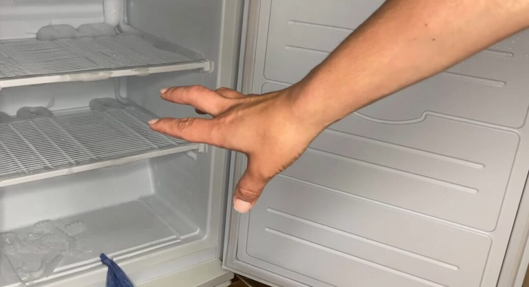 Навіщо і як правильно розморожувати холодильник: секрети свіжості та економії світла розказала свекруха 
