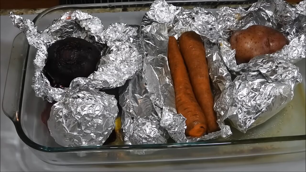 Кулінари розповіли, чи має значення сторона фольги при запіканні