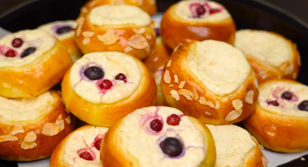 “Експрес у дитинство”: ватрушки за цим перевіреним рецептом виходять, ніби їх приготувала улюблена бабуся 