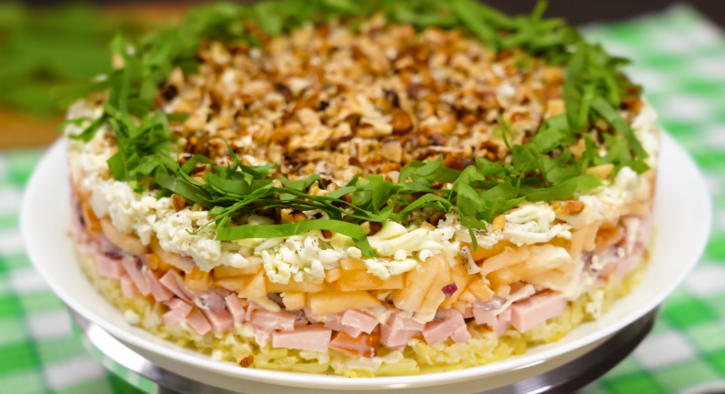 “Крабовий” та “Олів’є” більше не в тренді: тепер всі гості благають знову приготувати салат “Олімп” з шинкою 