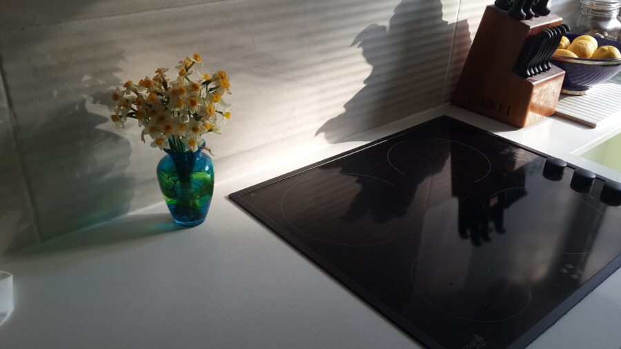 Експерти розповіли, як вимити жирні плями та наліт на кухні до ідеалу, аби не залишилось і сліду