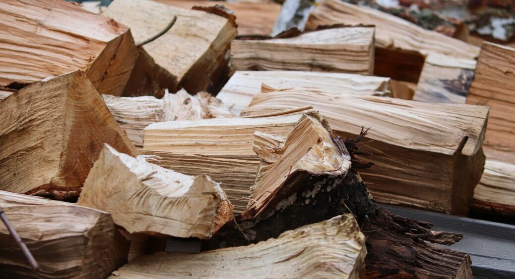 “Вічне поліно” для печі допомагає економити на дровах до 50%: робимо своїми руками швидко та дуже просто 