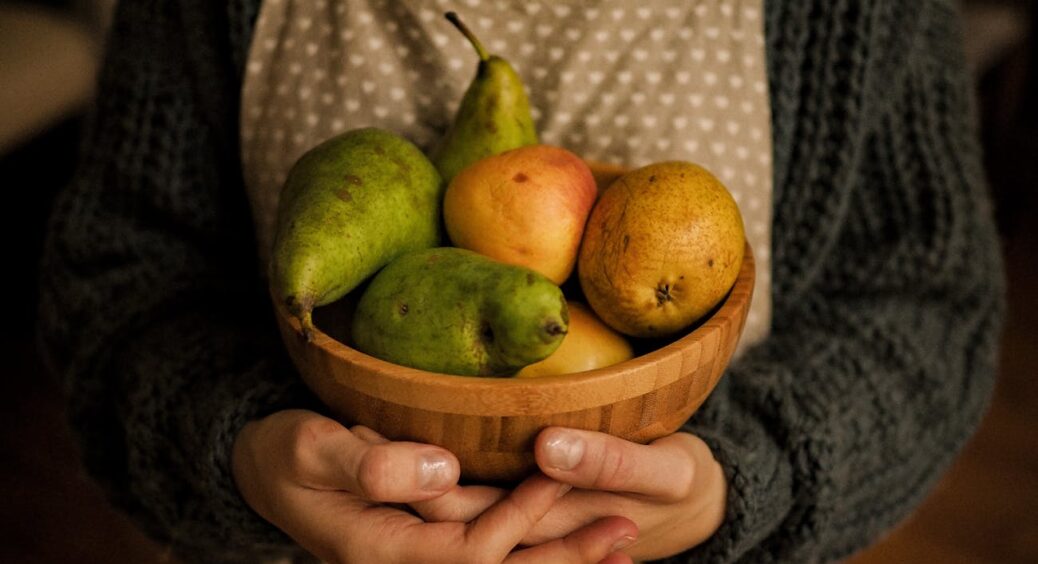 Помітила, що інколи опалі груші  є смачнішими, ніж ті, що зірвала з дерева: з’ясувала причину та здивувалась 