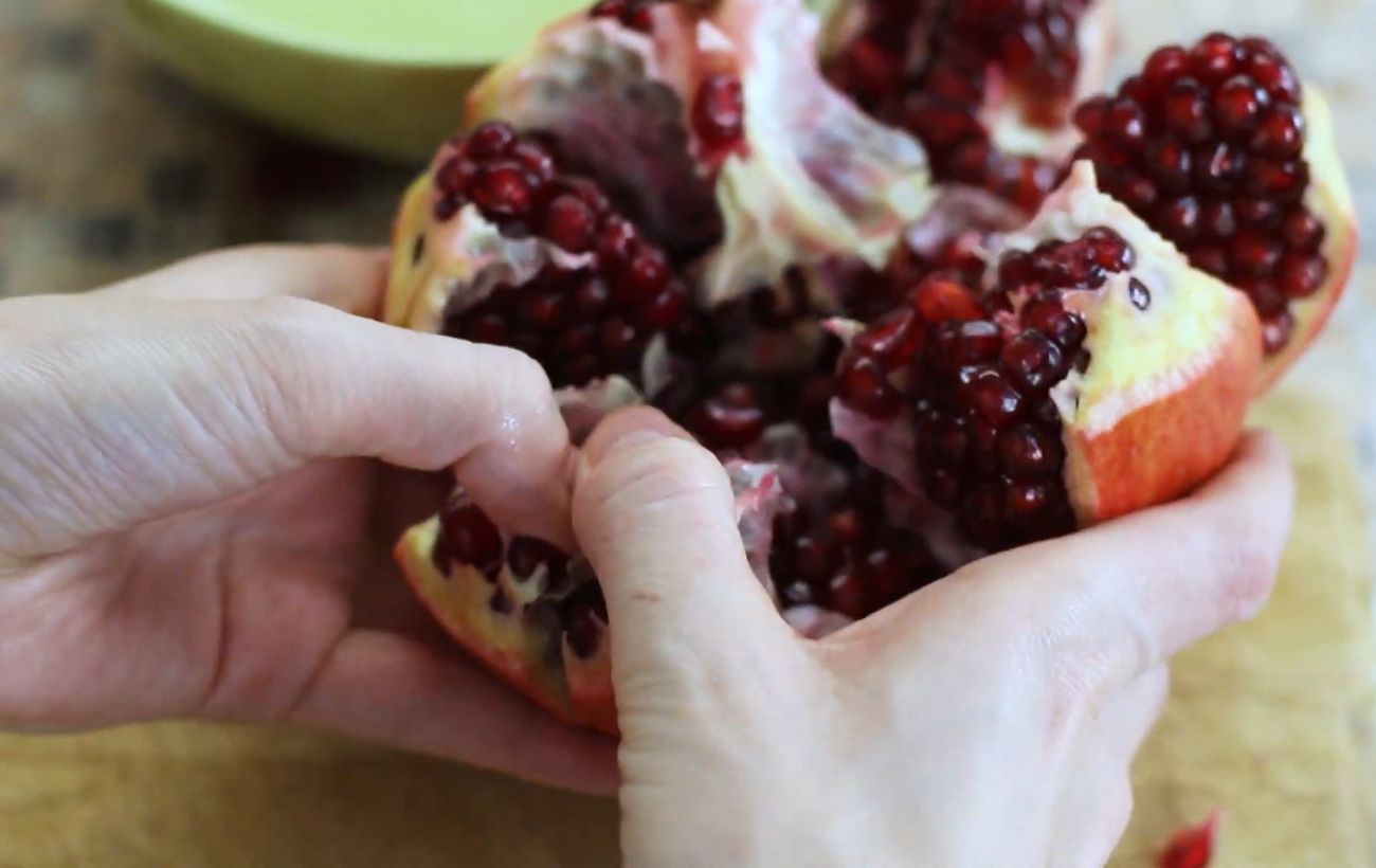  Кухарі показали, як швидко почистити гранат за допомогою ножа