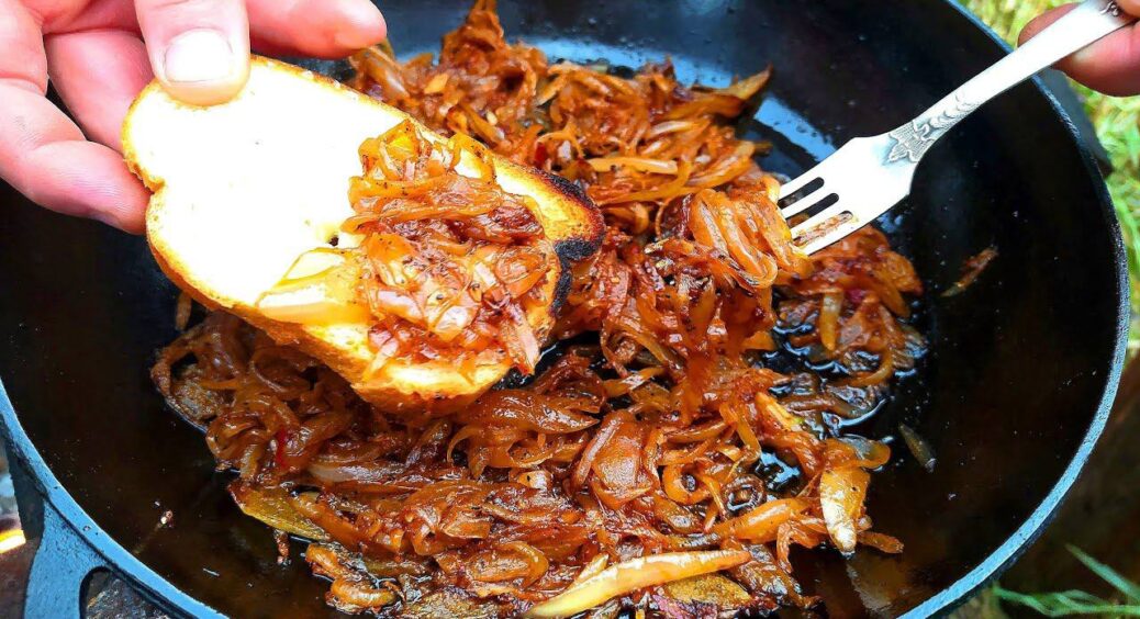 Інгредієнт – один, різниця – велика: як всього лише за 20 хвилин приготувати карамелізовану цибулю 