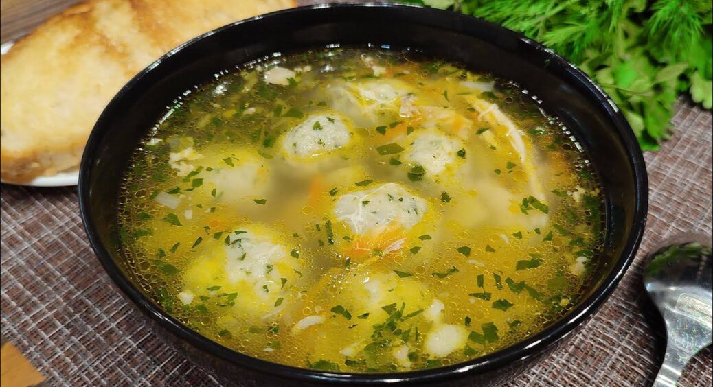 Ароматний курячий суп з бульбою та сирними кульками: 1 рецепт для тих, кому набридло “перше” з фрикадельками 