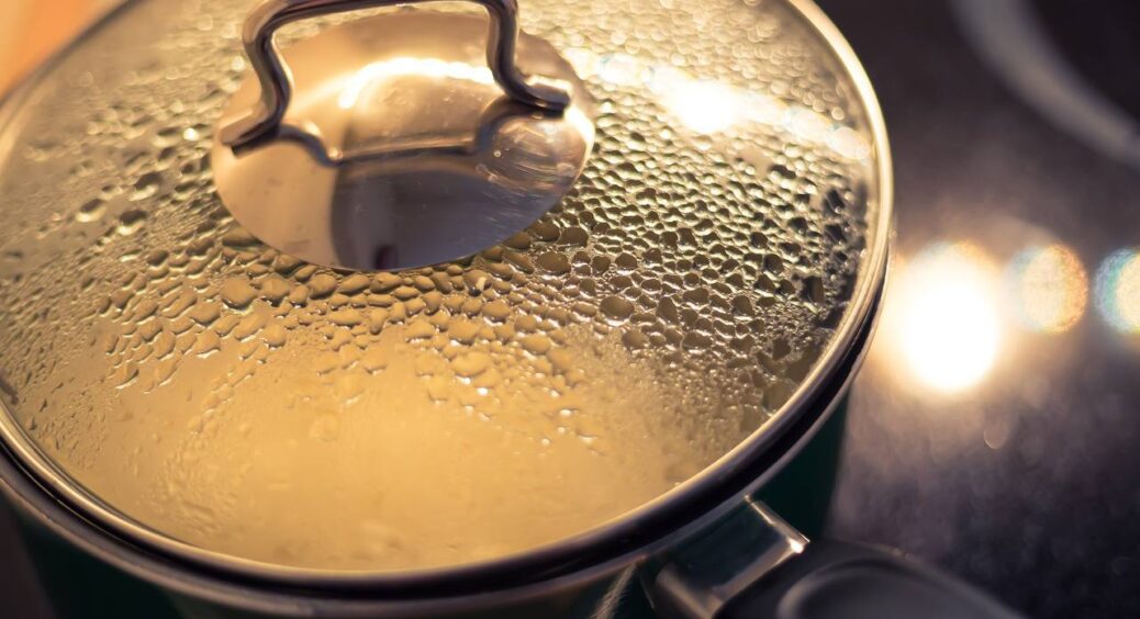 Поклала каламутні скляні кришки в пакет – через 30 хвилин засяяли, як гірський кришталь. Вау-результат! 