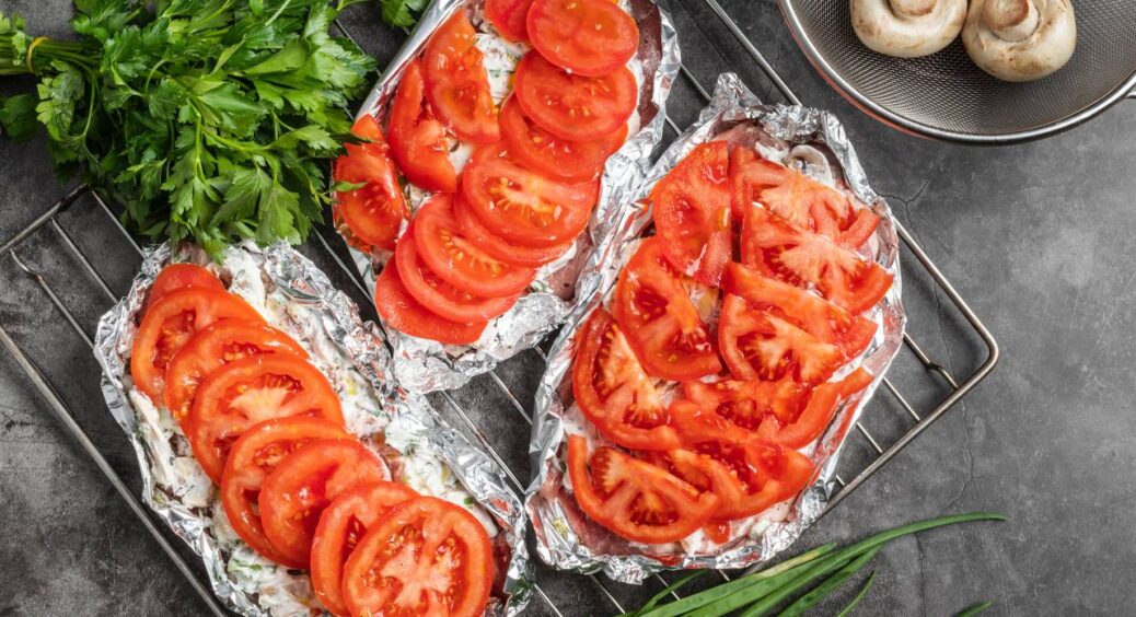 Підслухала у черзі на базарі, що у жодному разі не варто запікати у фользі – 5 продуктів-виключень 