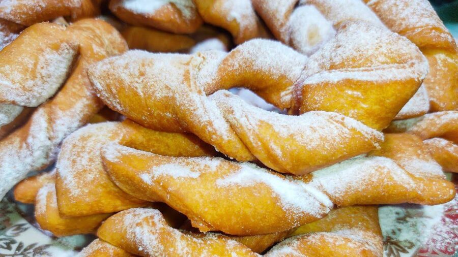 Кулінари розповіли, як приготувати смачні та хрусткі вергуни з дріжджового тіста