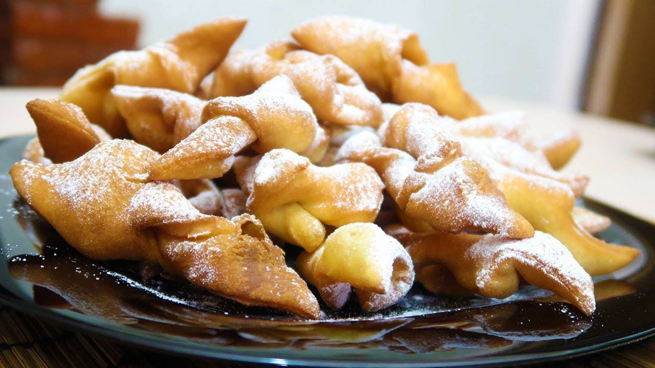 Господині розповіли, як приготувати найсмачніший хворост 