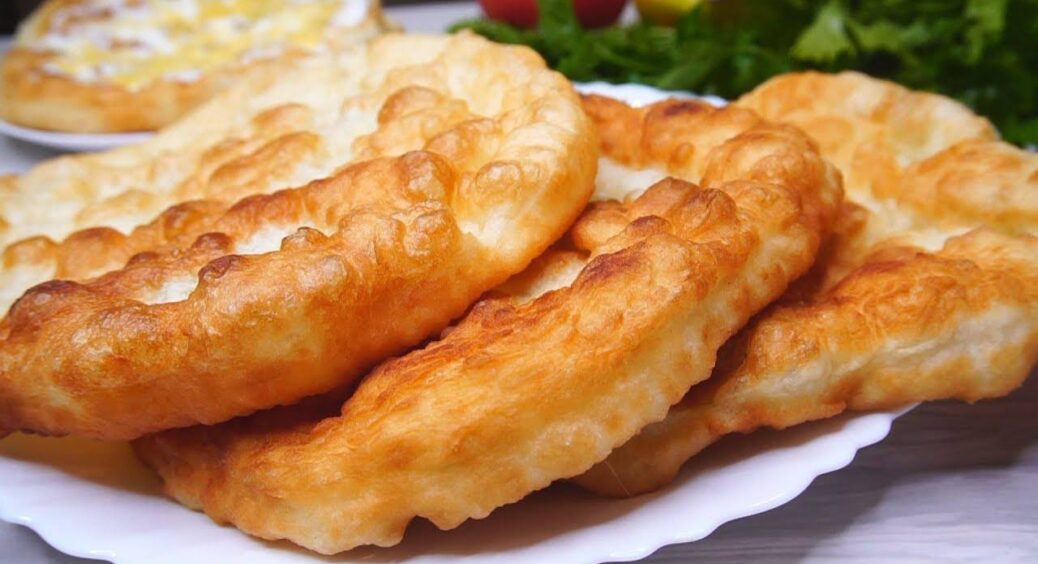 Без довгого вимішування та яєць готую хлібні коржики на воді: цей рецепт мене виручає 7 днів на тиждень 