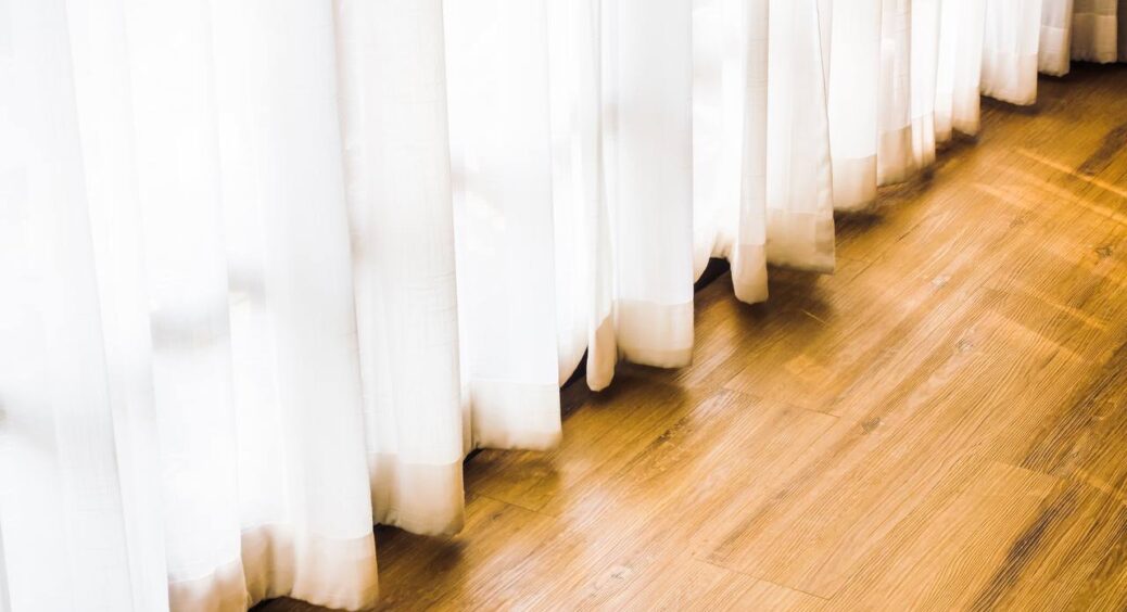 Повісила фіранки, а вони, як з одного місця – пшикнула 5 разів “цим”, і тканина розгладилася на очах 