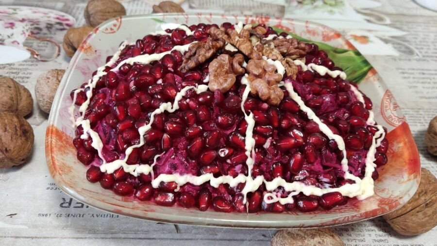 Кулінари розповіли, як приготувати салат із буряка та граната