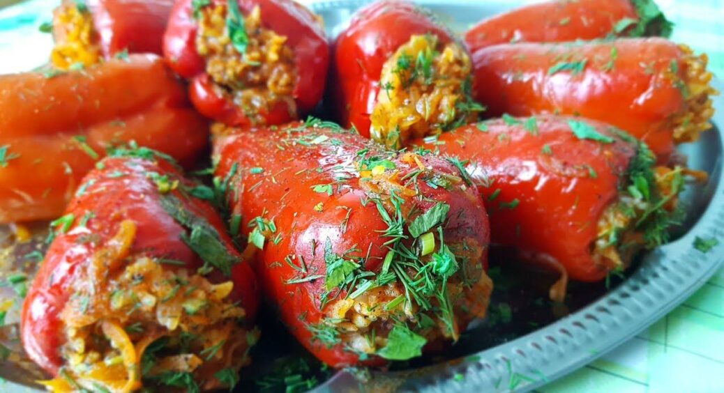 Поділюсь досвідом свекрухи-кухарки: користуюсь 3 секретами, щоб мій фарширований перець завжди тримав форму 