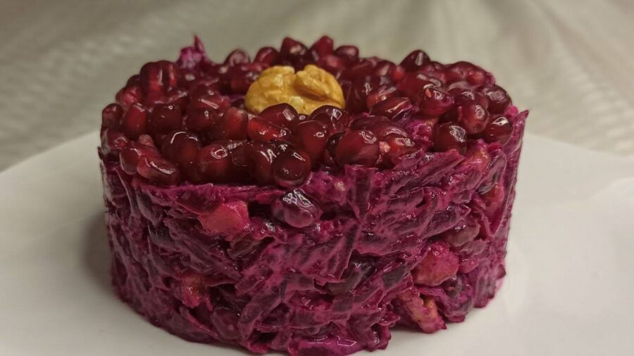 Кулінари розповіли, як приготувати салат із буряка та граната