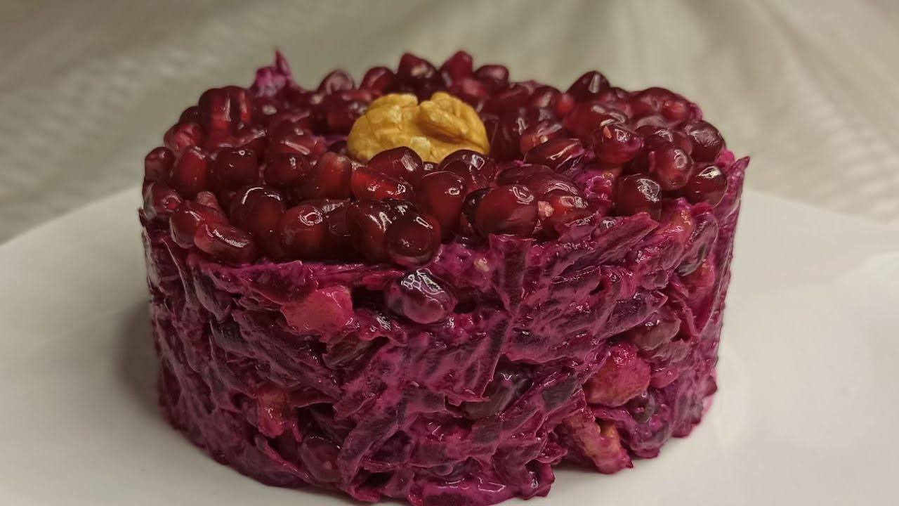 Кулінари розповіли, як приготувати салат із буряка та граната