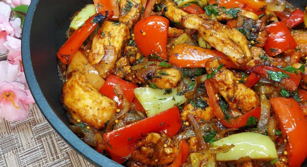 Не рецепт, а золото – цю ароматну курку з овочами на сковороді чоловік просить готувати 5 разів на тиждень 