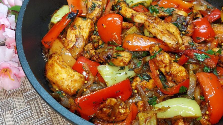 Кулінари поділилися простим рецептом курки з овочами на сковороді
