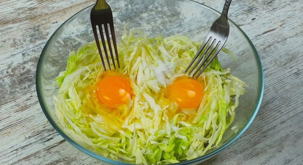 2 яйця та капуста – а на виході апетитний коржик: готую такий сніданок кожного дня, а “домашнім” не набридає 