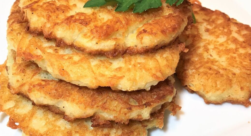 Набридла смажена картопля? Приготуйте цей “бульбовий” коржик із золотистою скоринкою: супер-рецепт 