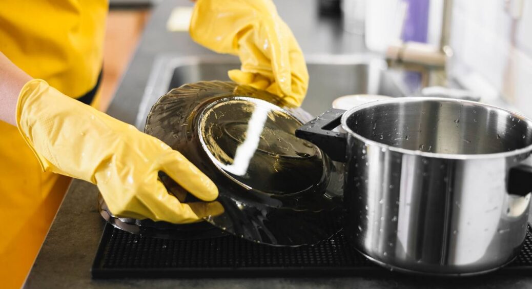 Навіть застарілий нагар з каструль зійшов за 10 хвилин – усього 2 продукти з кухні: і це без жодної хімії 